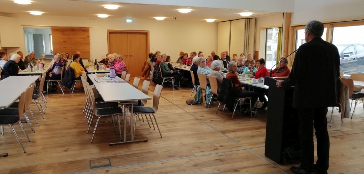 Pfarrer Pöschl erklärt den Senioren die Krankensalbung