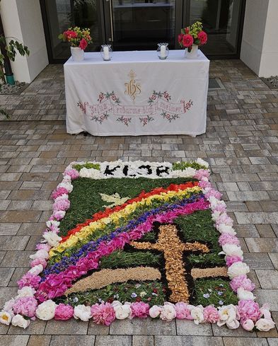 Blumenteppich der KLJB beim Pfarrheim Blumenteppich der KLJB beim Pfarrheim