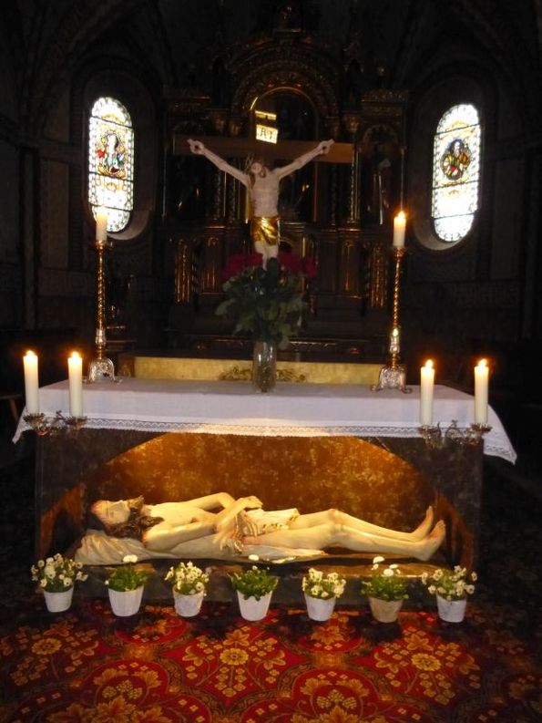 Kreuz und hl. Grab in der Pfarrkirche