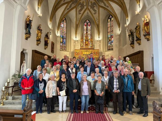 die über 60 Teilnehmer in der Stadtpfarrkirche Tirschenreuth mit Pfarrer Flierl die über 60 Teilnehmer in der Stadtpfarrkirche Tirschenreuth mit Pfarrer Flierl