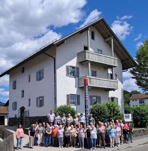 Die Gruppe vor dem Museum mit dem größten Zündholz der Welt. Die Gruppe vor dem Museum mit dem größten Zündholz der Welt