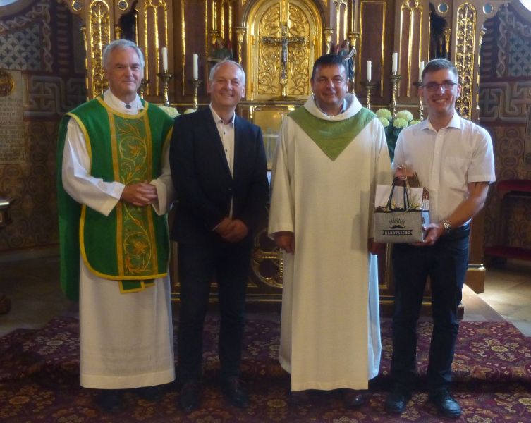 Pastoralreferent Winfried Weber mit Pfarrer Pöschl, Franz Kuchler und Florian Reimer